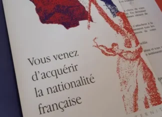 Quelle Est la Différence Entre la Naturalisation par Décret et la Déclaration par Mariage