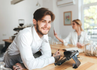 Peut-on être salarié et auto-entrepreneur en 2026 ?