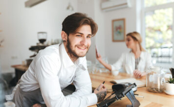 Peut-on être salarié et auto-entrepreneur en 2026 ?
