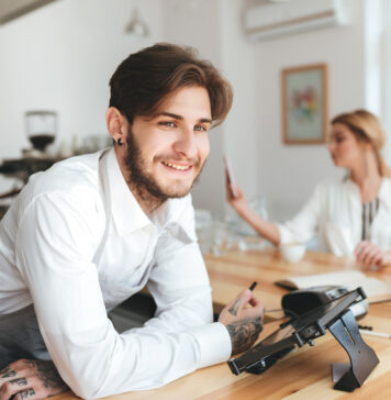 Peut-on être salarié et auto-entrepreneur en 2026 ?
