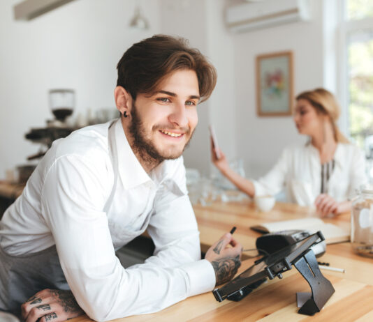 Peut-on être salarié et auto-entrepreneur en 2026 ?