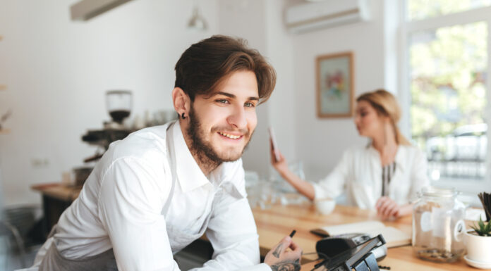 Peut-on être salarié et auto-entrepreneur en 2026 ?